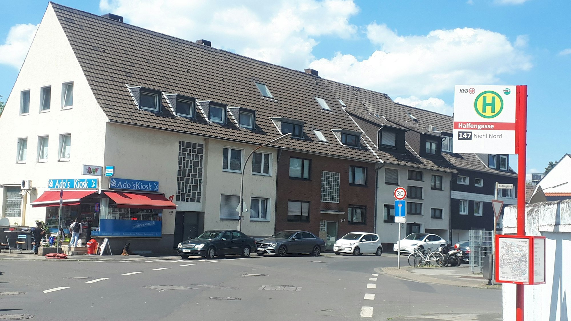 Blick auf den nördlichen Teil der Merkenicher Straße in Alt-Niehl. Die Ecke zur Halfengasse / Franz-Denhoven-Straße gilt als besonders heikler Schulweg. Foto von Bernd Schöneck.