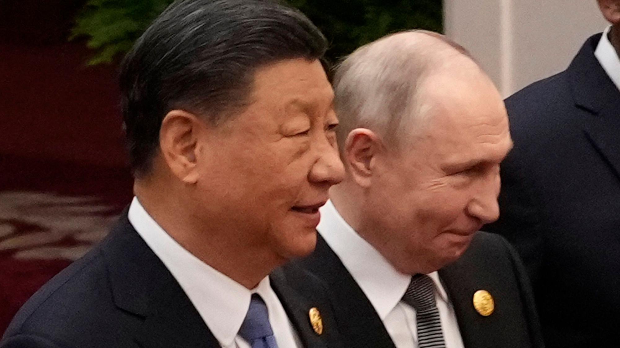 ARCHIV - 18.10.2023, China, Peking: Der chinesische Präsident Xi Jinping (l) und der russische Präsident Wladimir Putin gehen auf dem Belt and Road Forum zu einem Gruppenfoto. Putin will im Mai China besuchen. (zu dpa: «Putin am Donnerstag in Peking erwartet») Foto: Suo Takekuma/AP/dpa +++ dpa-Bildfunk +++