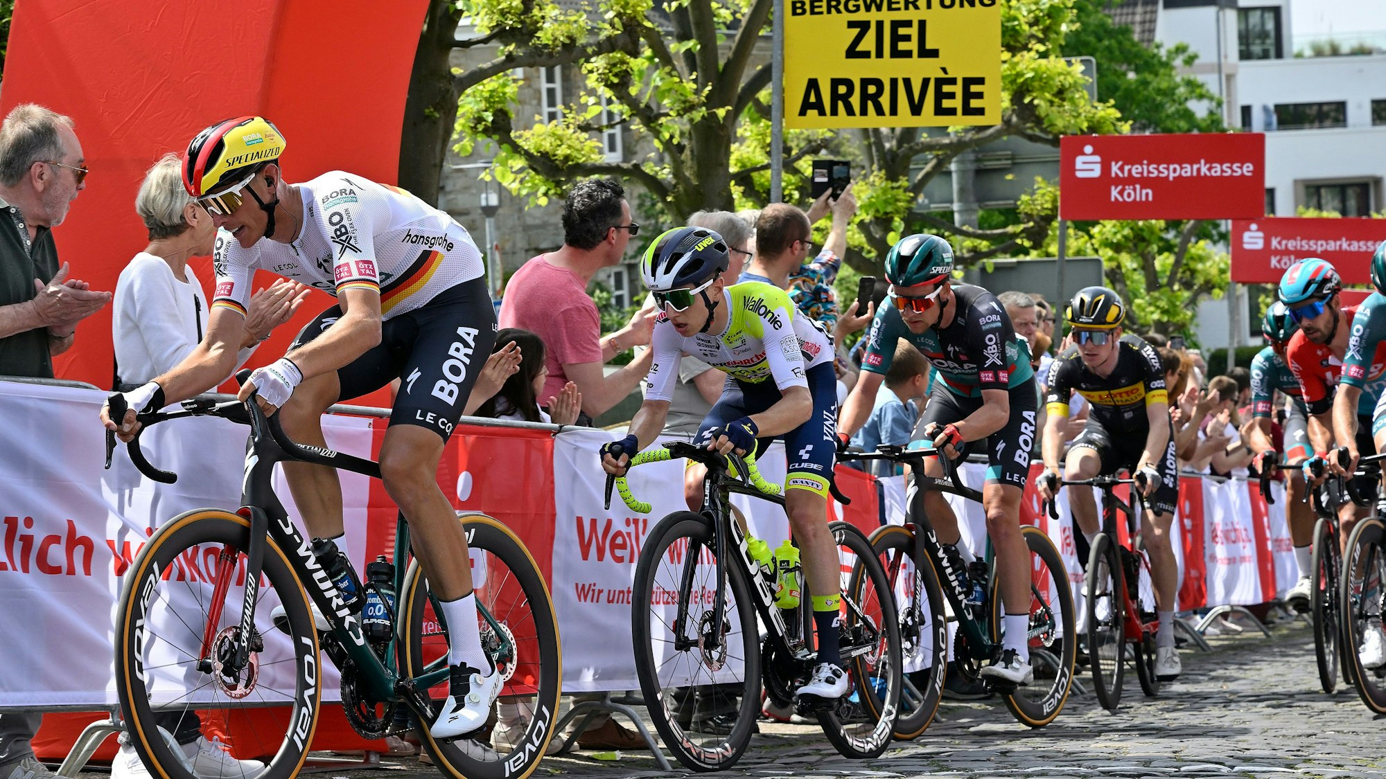 Das Foto zeigt die Profis bei der Anfahrt zum Bensberger Schloss, eine Aufnahme aus 2023