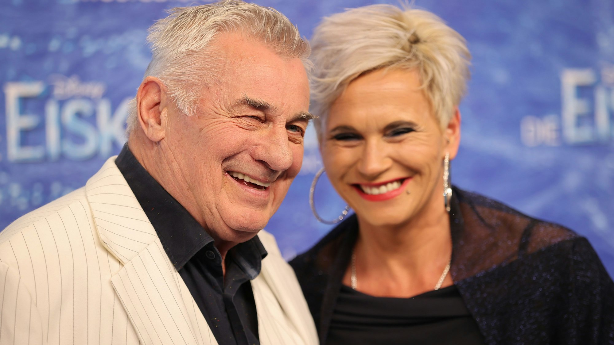 Heinz Hoenig und seine Frau Annika kommen zur Deutschlandpremiere des Disney-Musicals "Die Eiskönigin“ auf dem Blauen Teppich im Stage Theater an der Elbe. +++ dpa-Bildfunk +++
