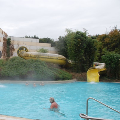 Das Außenbecken mit Rutsche am Familienbad De Bütt in Hürth.