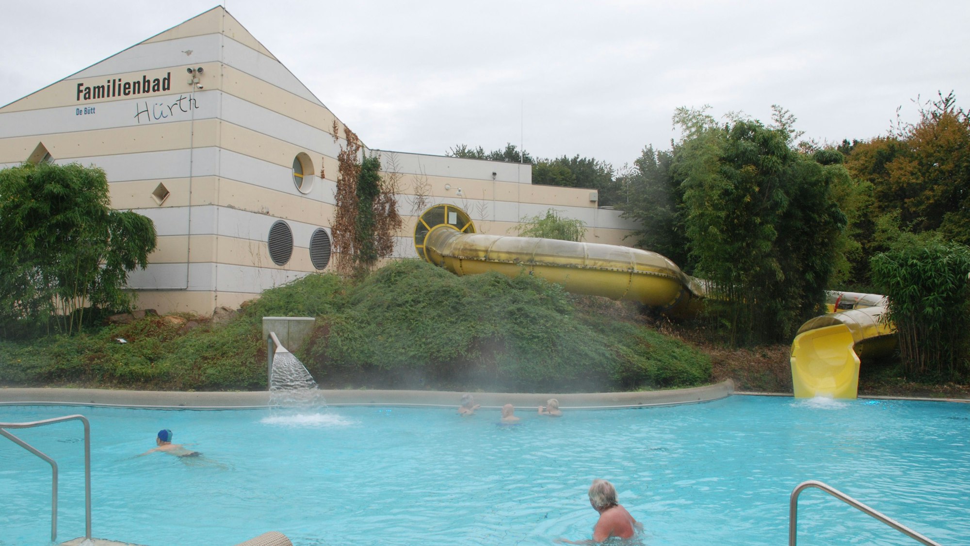 Das Außenbecken mit Rutsche am Familienbad De Bütt in Hürth.