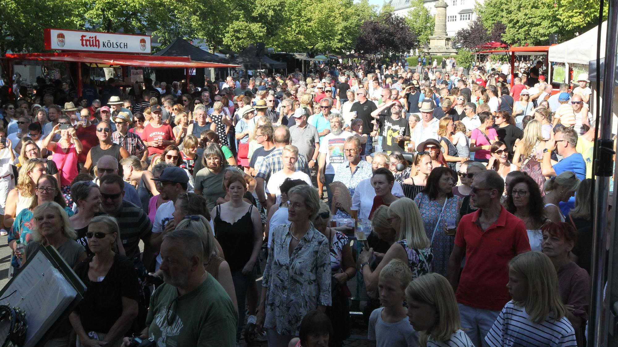 Die Lustigen Musikanten haben auf dem Markt im rahmen des Siegburger Sommers Live ein dreistündiges Konzert gegeben.