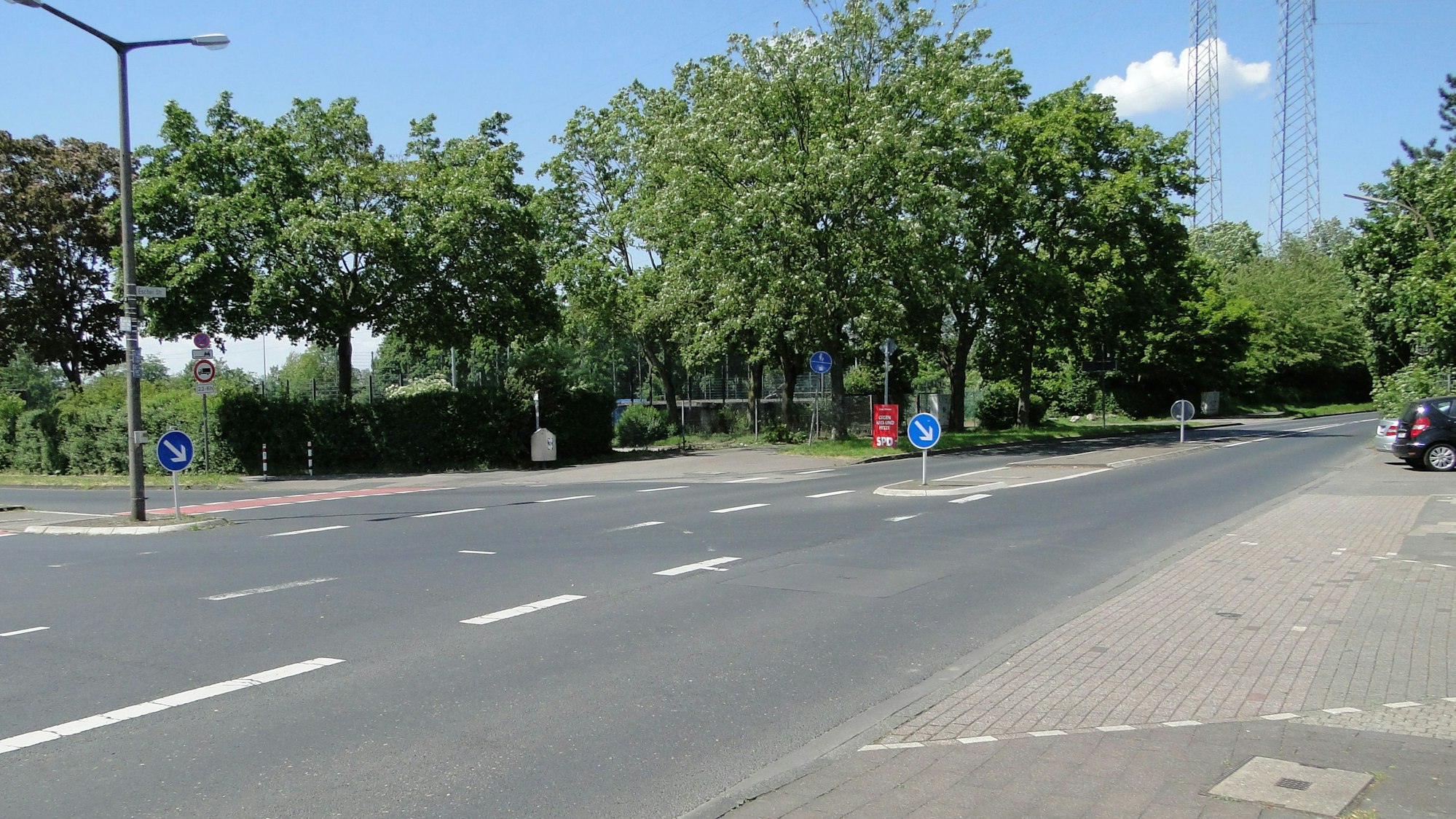 Die SPD würde an dieser Kreuzung gerne einen Zebrastreifen sehen - die CDU hält die bereits existierenden Querungshilfen für zweckmäßiger.