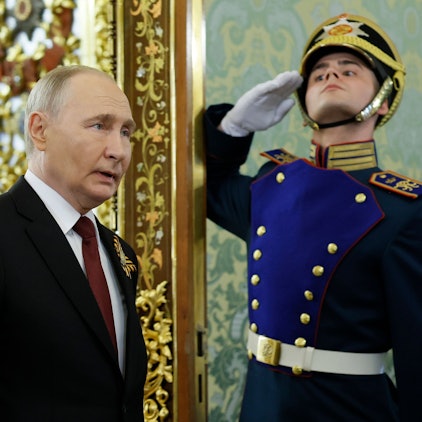 Russlands Präsident Wladimir Putin im Kreml. Nach Putins jüngsten Personalentscheidungen haben einige seiner Mitarbeiter gegenüber der Presse ausgepackt. (Archivbild)