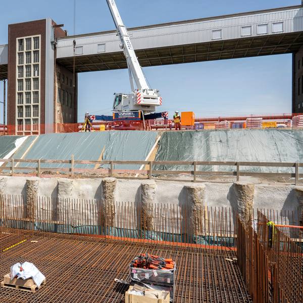 In einer Baugrube finden Arbeiten am Fundament der neuen Klärschlammverbrennungsanlage statt.