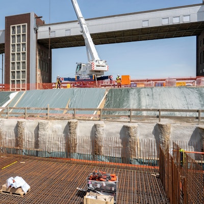 In einer Baugrube finden Arbeiten am Fundament der neuen Klärschlammverbrennungsanlage statt.