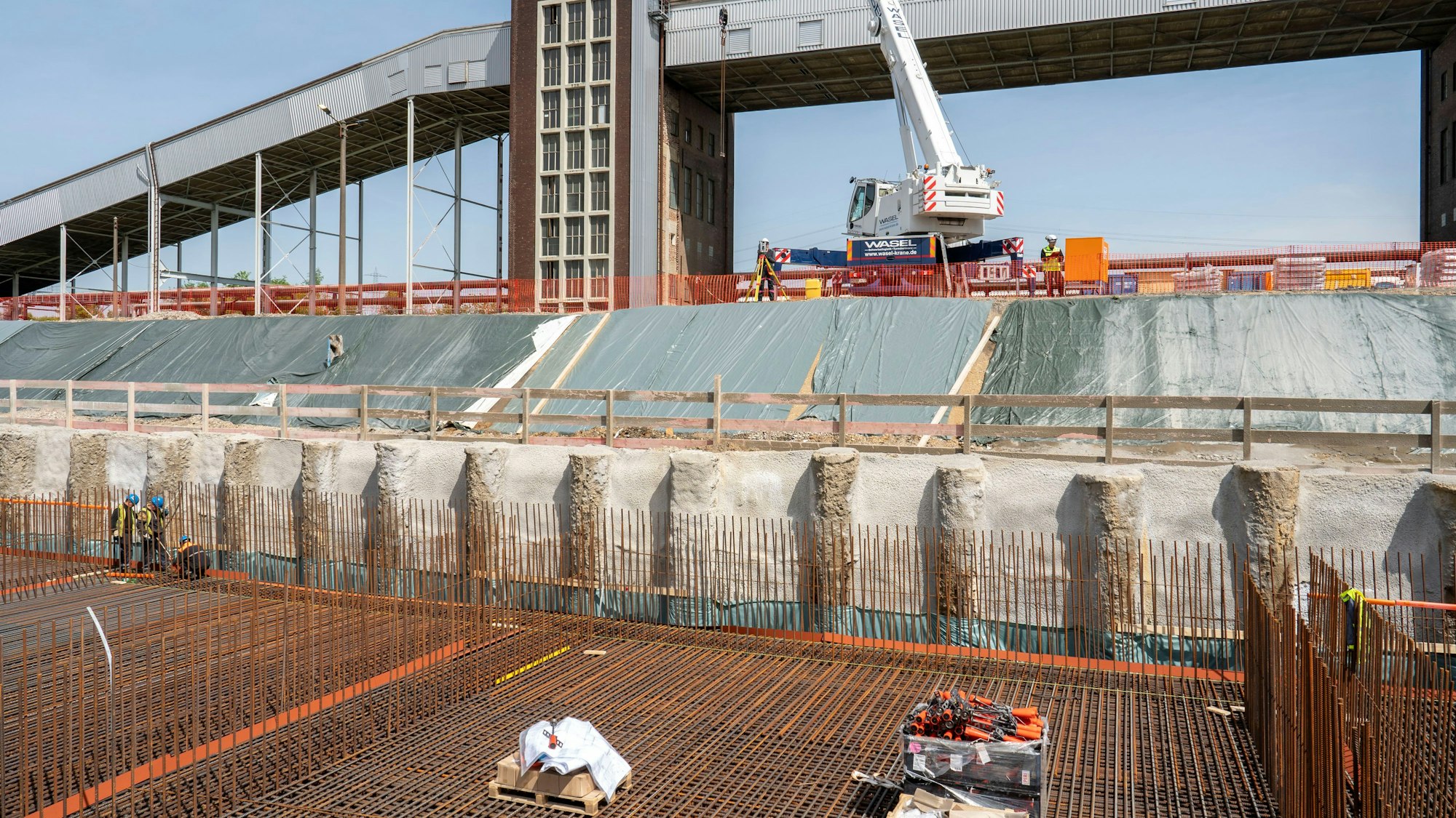 In einer Baugrube finden Arbeiten am Fundament der neuen Klärschlammverbrennungsanlage statt.
