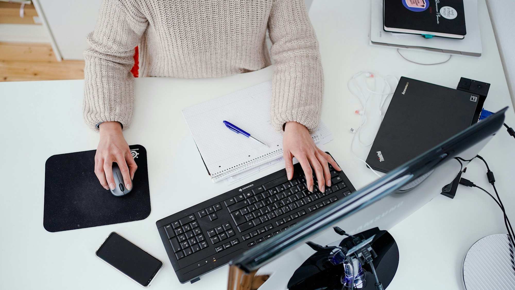 Eine Person bedient einen PC