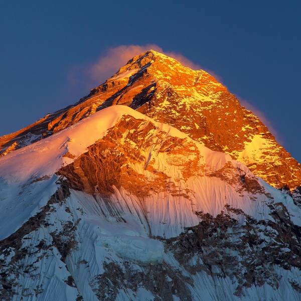 Blick auf den Sonnenuntergang auf dem Gipfel des Mount Everest. Zwei Kletterer sind in der Todeszone nahe dem Gipfel des höchsten Berges der Welt verschwunden. (Archivbild)