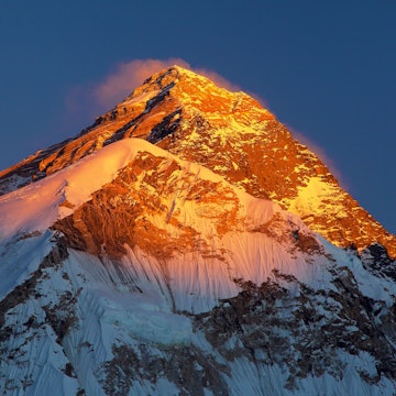 Blick auf den Sonnenuntergang auf dem Gipfel des Mount Everest. Zwei Kletterer sind in der Todeszone nahe dem Gipfel des höchsten Berges der Welt verschwunden. (Archivbild)
