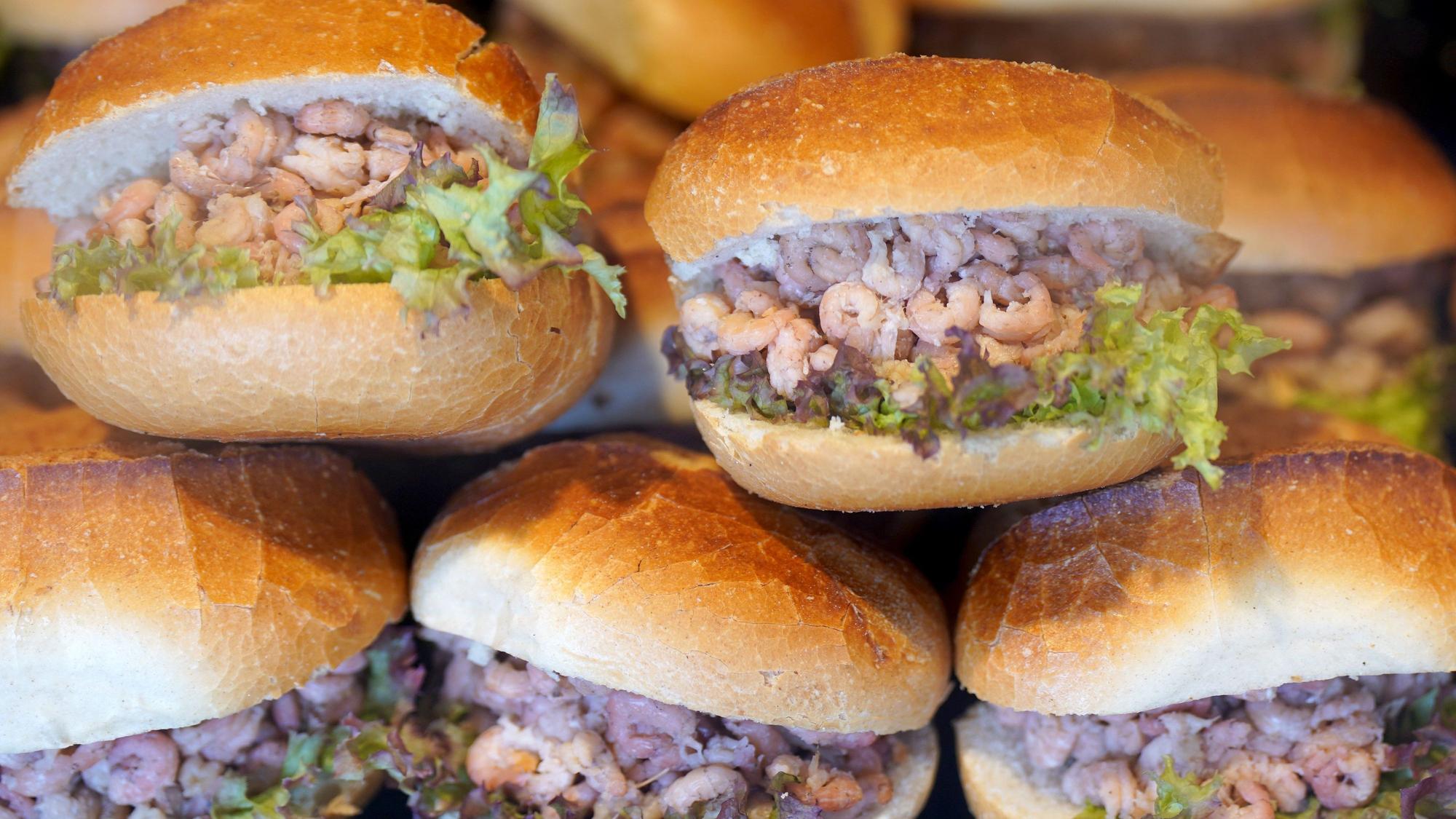 Hamburg: Brötchen mit Nordseekrabben liegen in der Auslage eines Fischbrötchen-Imbisses an den Landungsbrücken. Die Preise für Nordseekrabben sind hoch.