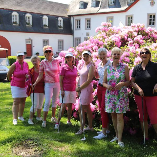 Die Damenmannschaft des Golfclubs Schloss Auel beteiligte sich am bundesweiten Pink Ribbon Tag für Brustkrebs-Früherkennung.