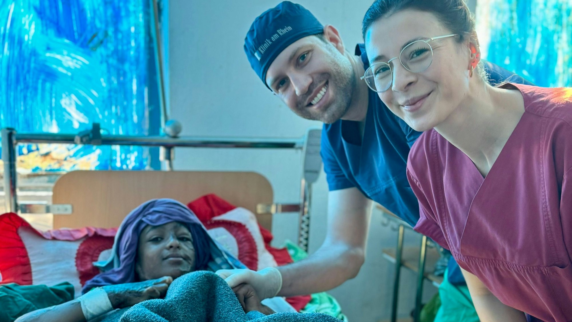 Ärzte entfernten erste Verbände nach der Operation von Kalkidan.