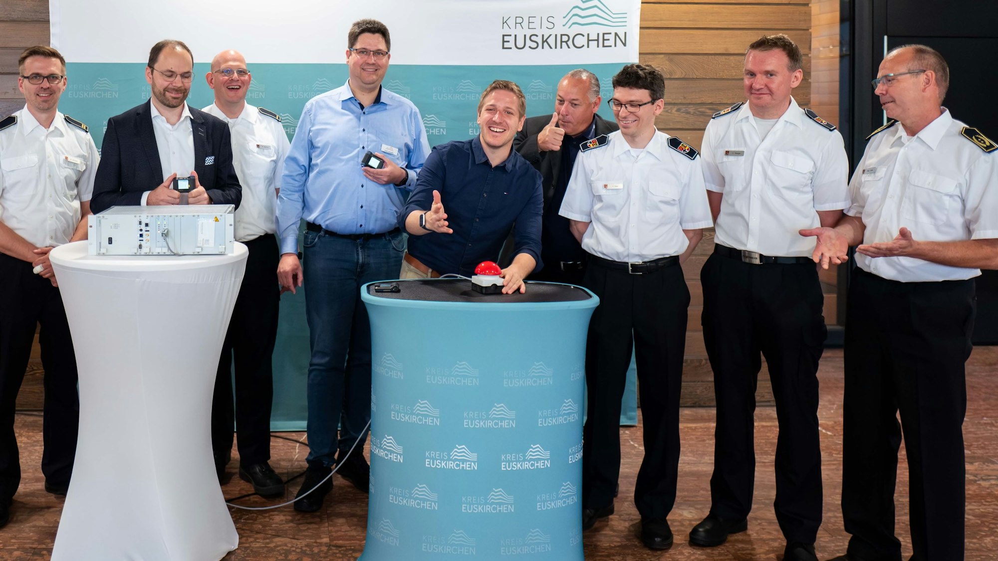 Das Bild zeigt Markus Ramers, der kurz davor ist, den Buzzer zu betätigten.