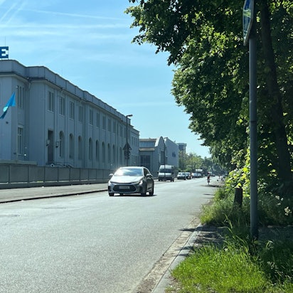 Die Stadt Köln hat Umbaumaßnahmen auf der Alfred-Schütte-Alle in Poll durchgeführt.