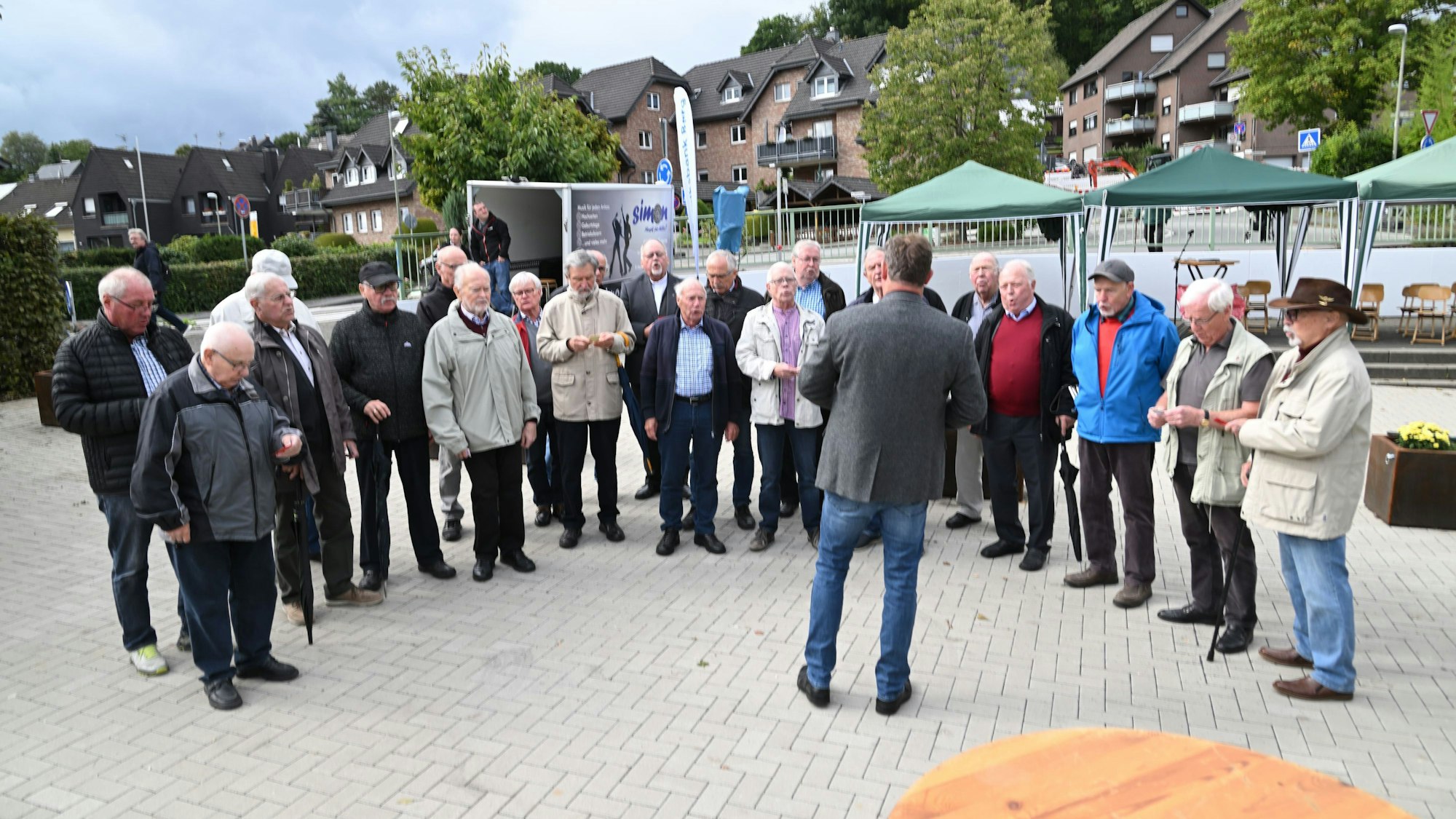 Das Foto zeigt den MGV Biesfeld bei der Einweihung des Dorfplatzes Biesfeld