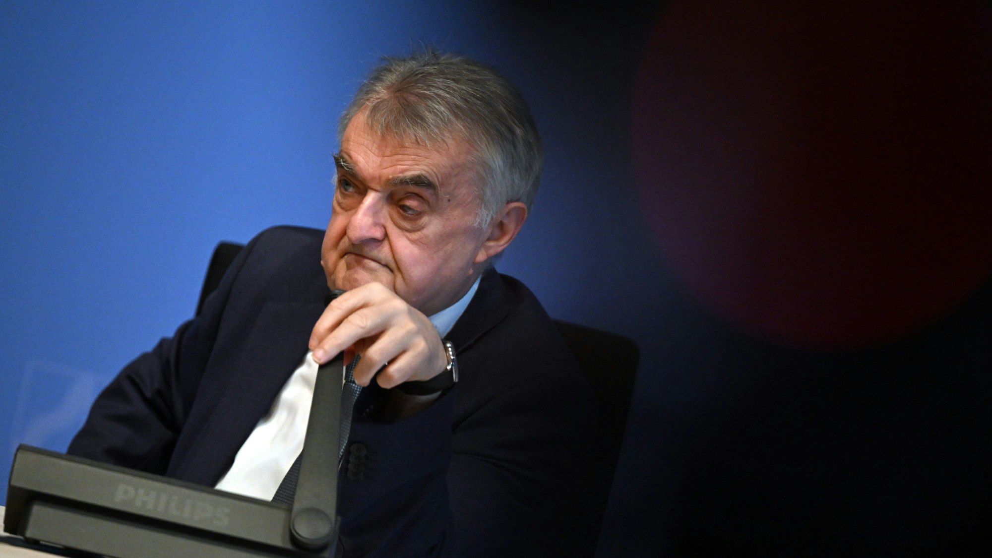 14.05.2024, Nordrhein-Westfalen, Düsseldorf: Herbert Reul (CDU), Innenminister von Nordrhein-Westfalen, spricht zu Journalisten.