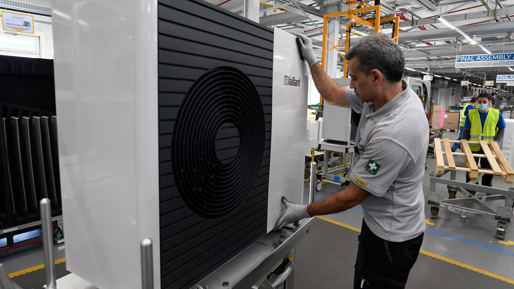 En Mitarbeiter der Firma Vaillant montiert eine Wärmepumpe im Stammwerk des Unternehmens.