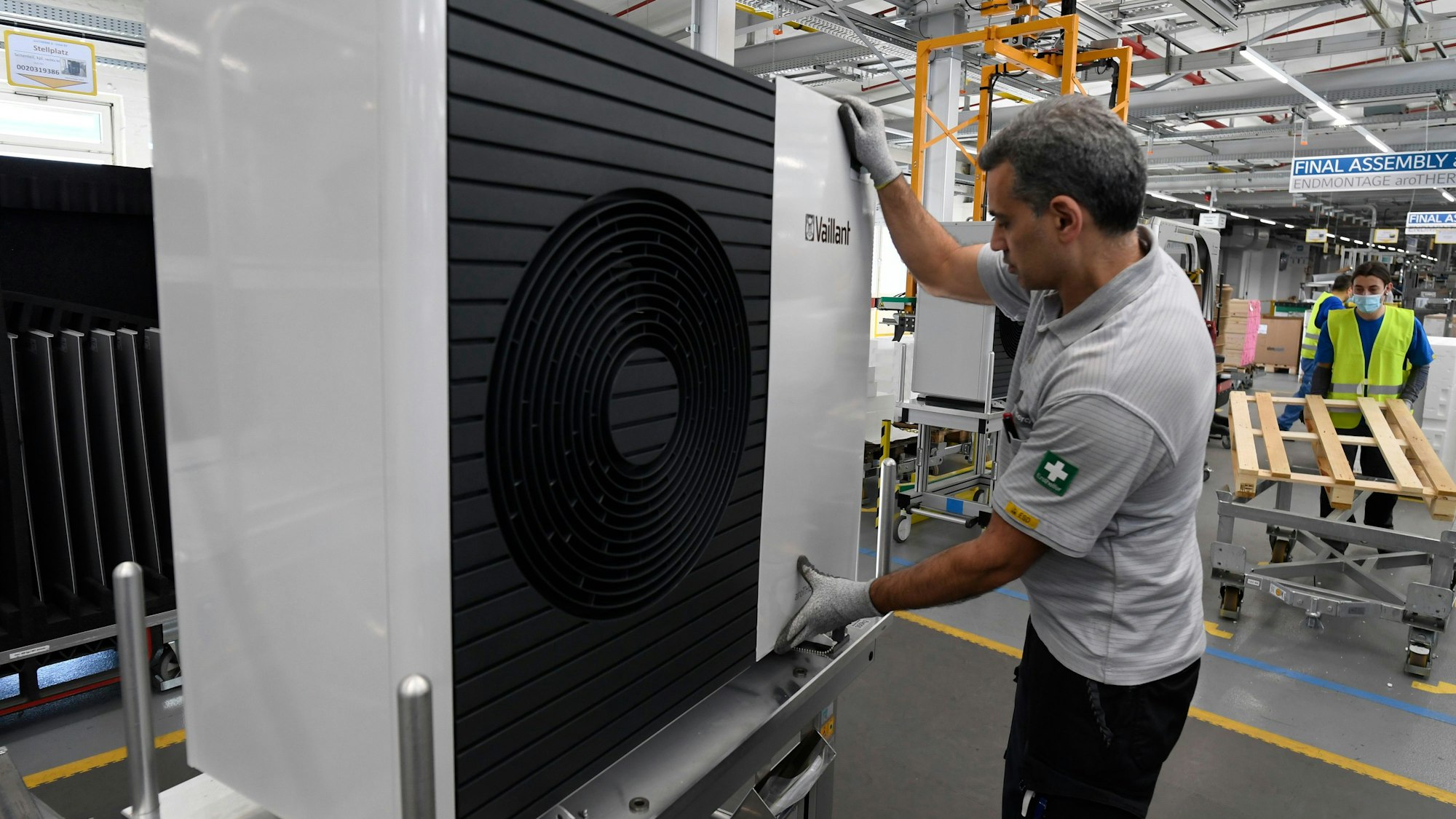 En Mitarbeiter der Firma Vaillant montiert eine Wärmepumpe im Stammwerk des Unternehmens.