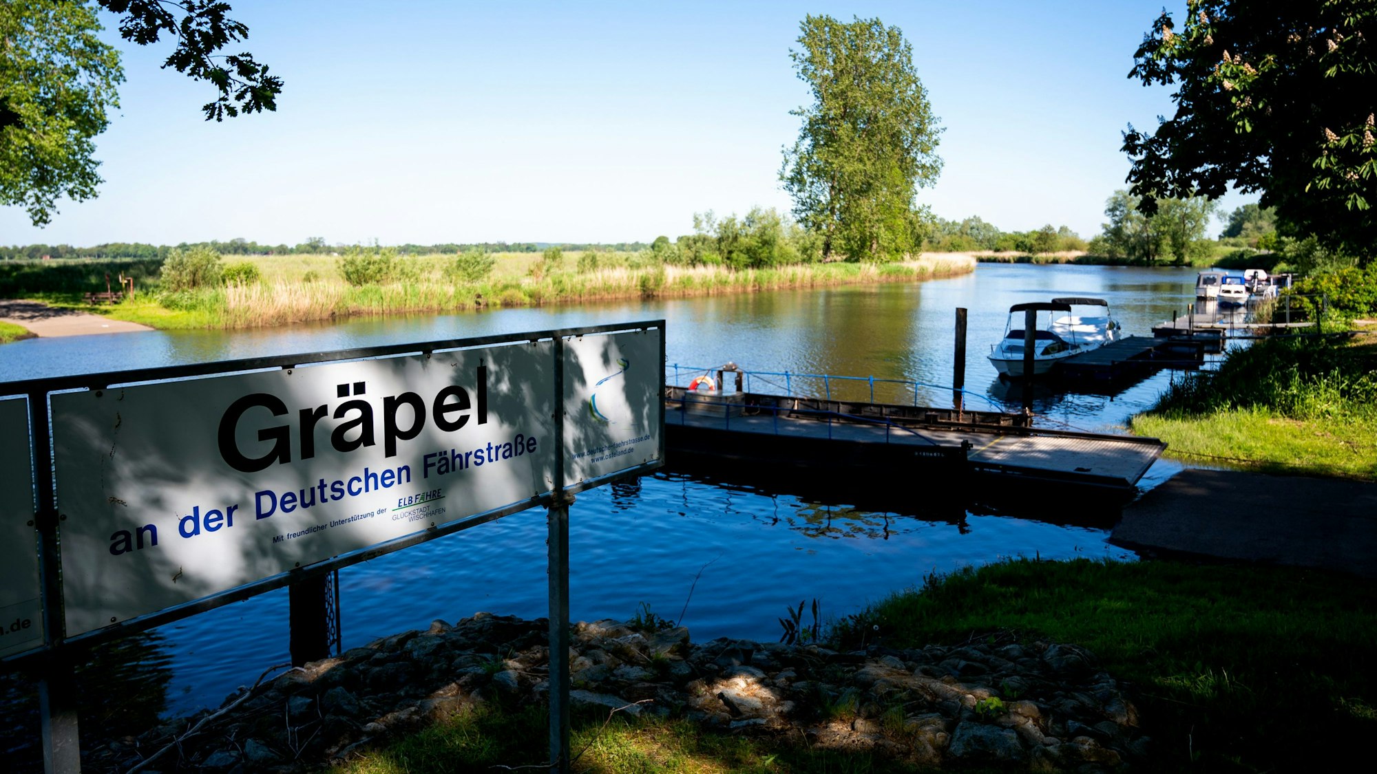 Blick auf den Fluss Oste. Die Suche nach dem seit dem 22. April vermissten sechsjährigen Jungen Arian aus Bremervörde soll ab Mittwoch weitergehen.