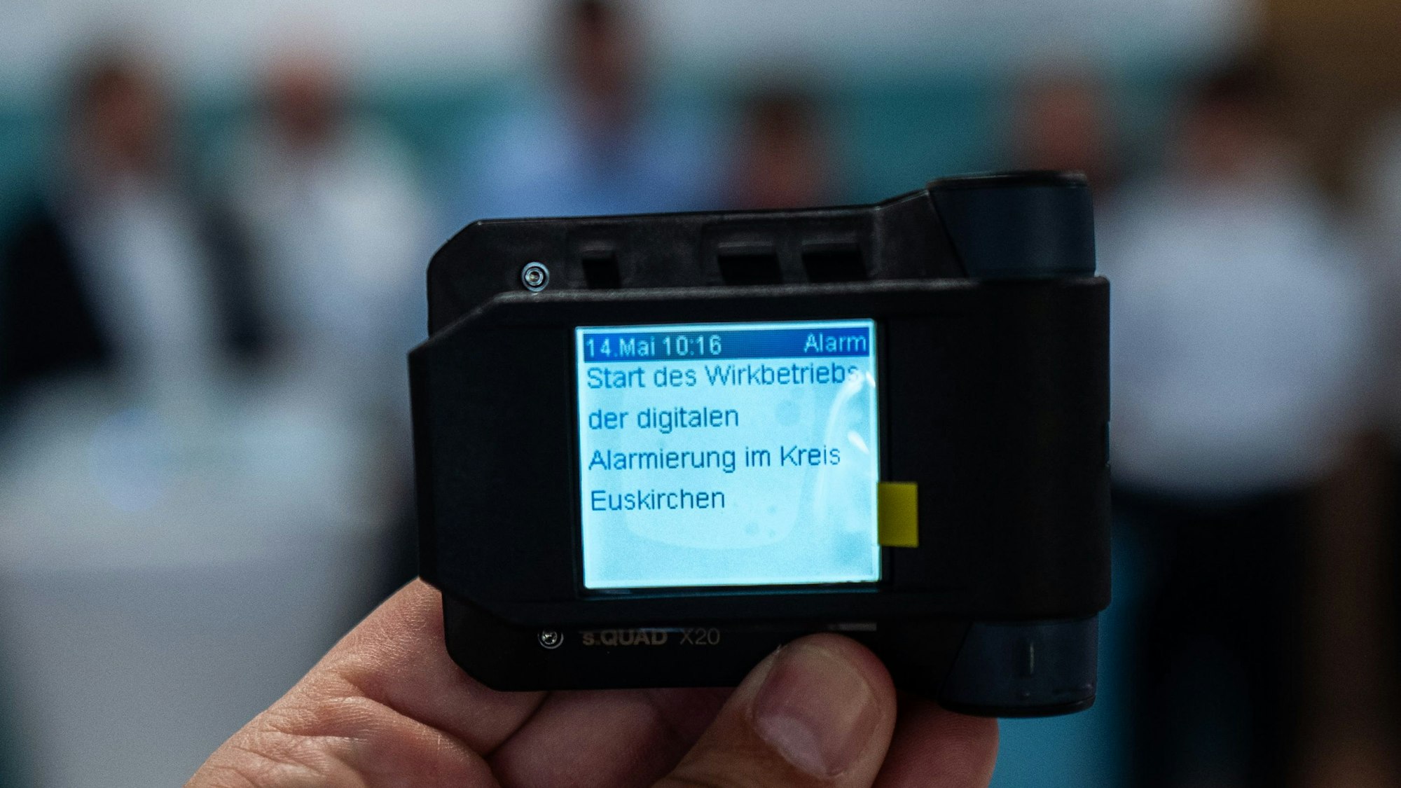 Das Bild zeigt einen Funkmeldeempfänger mit dem Text: Start des Wirkbetriebs der digitalen Alarmierung im Kreis Euskirchen.