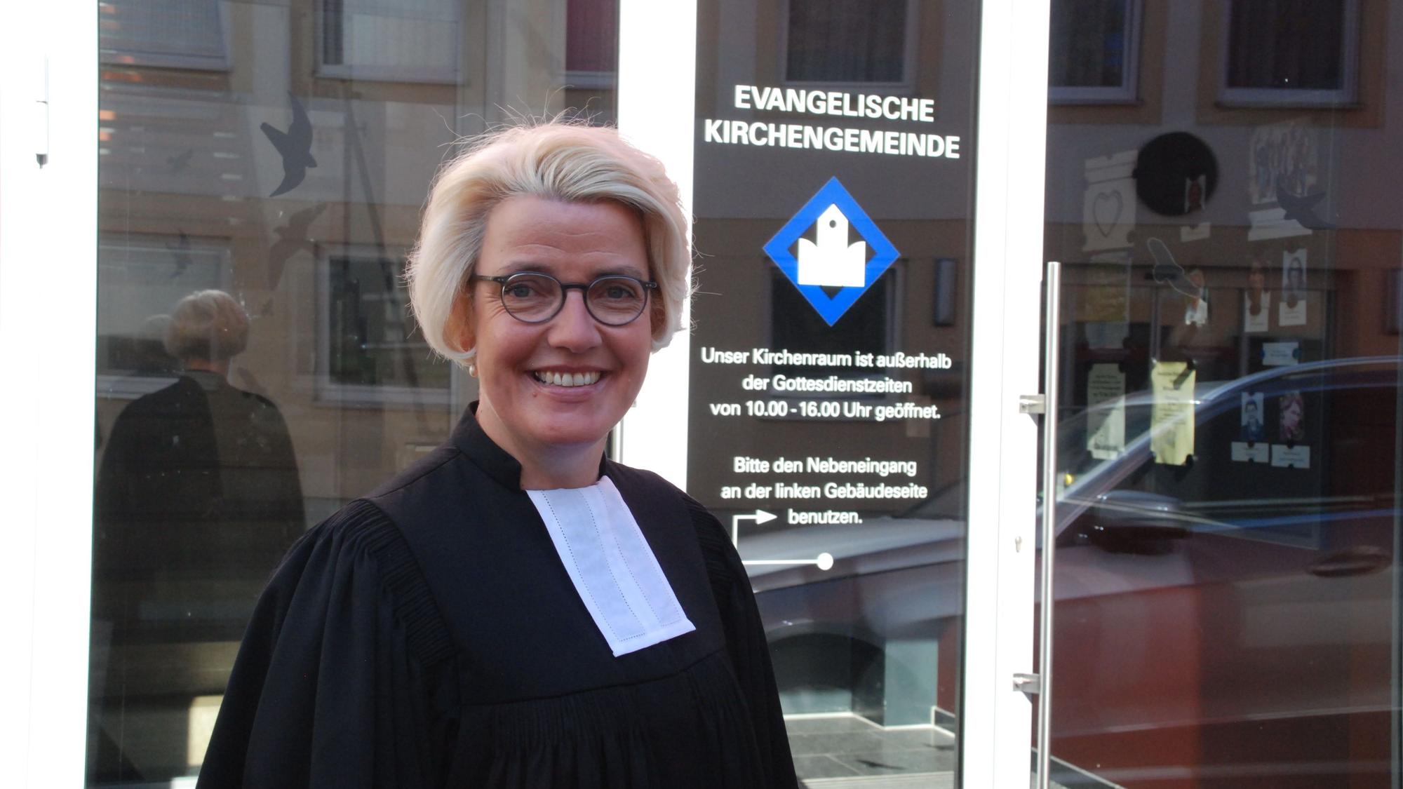 Pfarrerin Elke Smidt-Kulla steht vor der Tür der evangelischen Kirche in Bad Münstereifel.