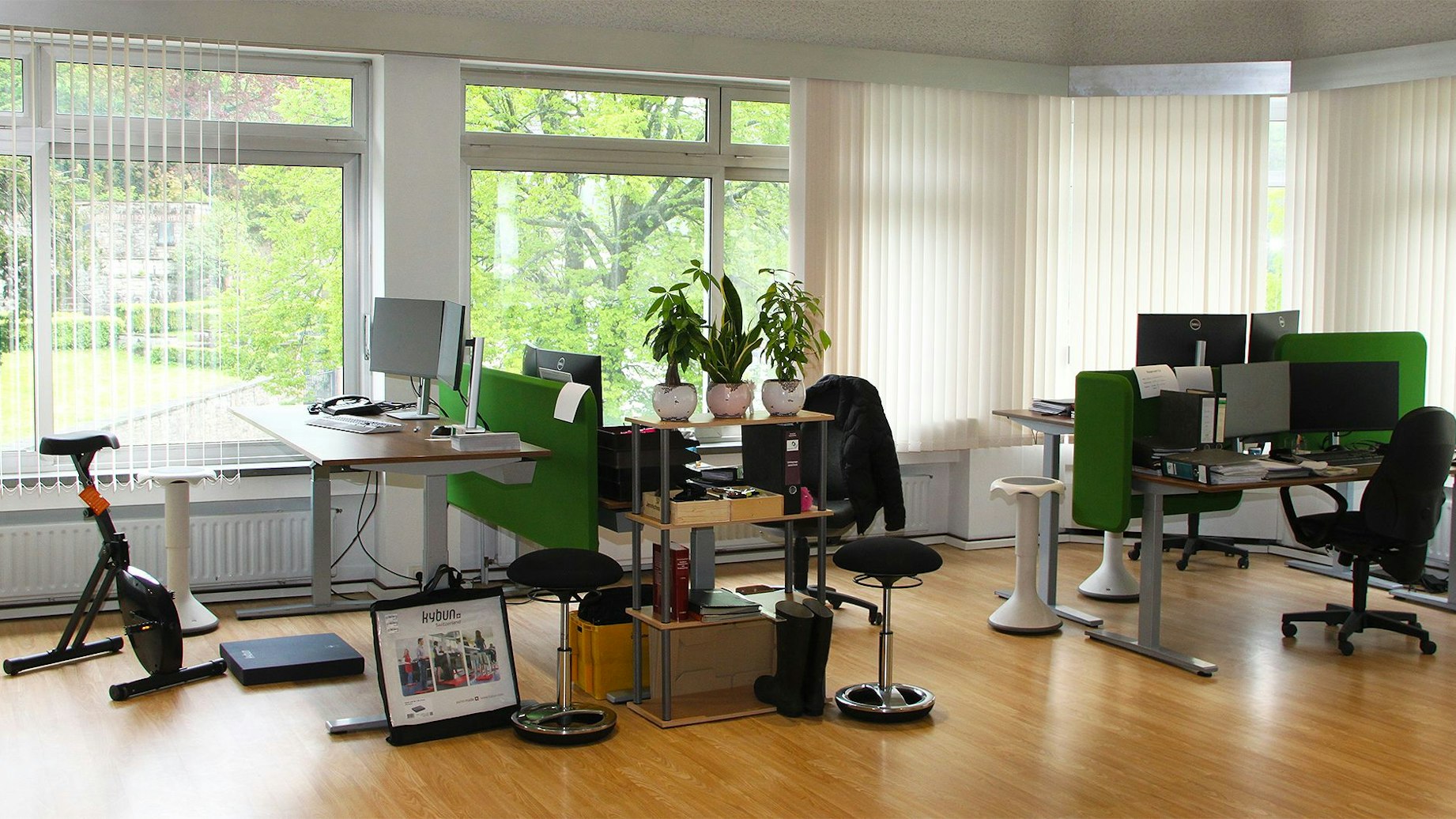 Mehrere moderne Büroarbeitsplätze auf einer Testfläche im Sitzungssaal des Rathauses.