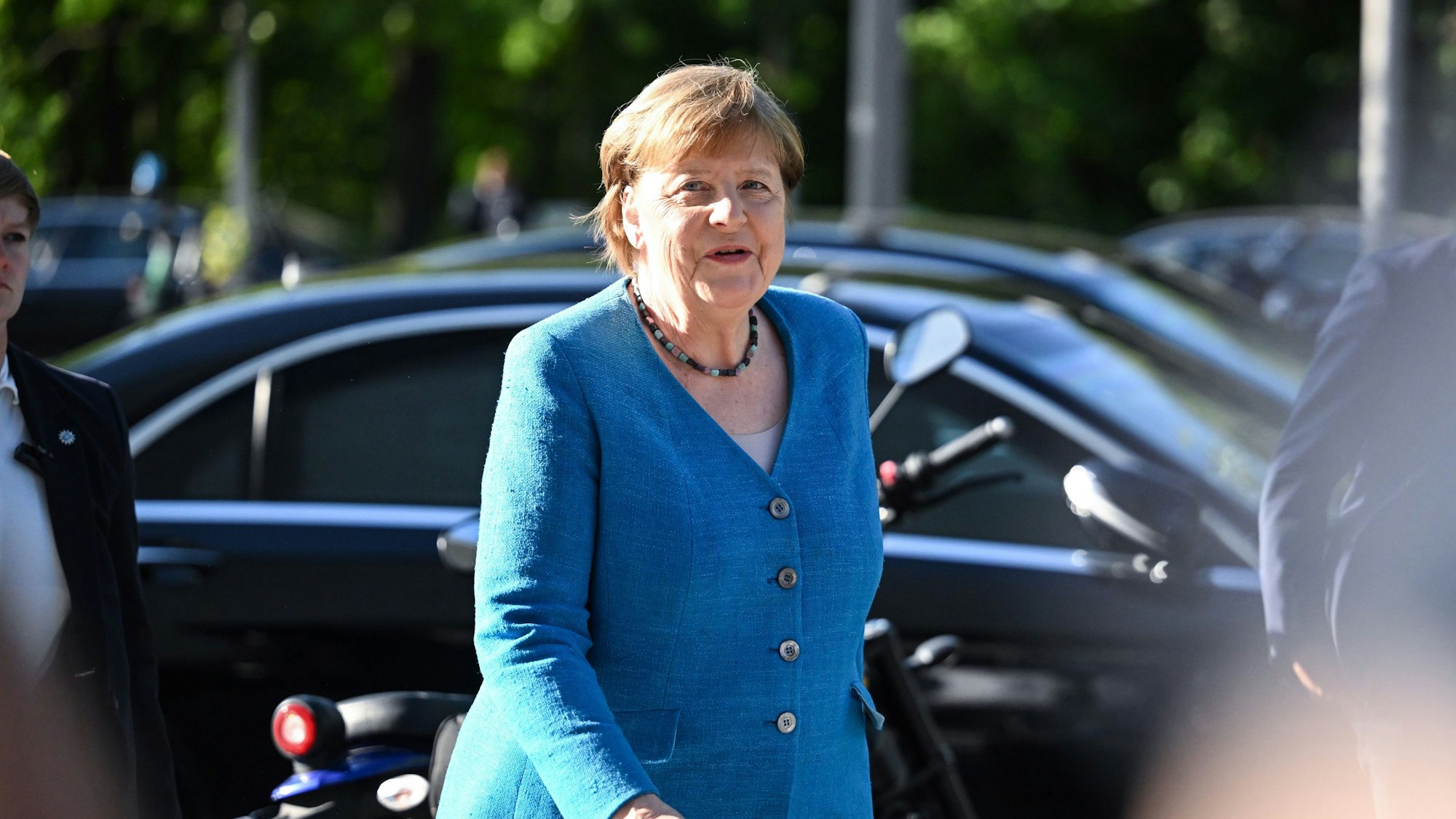 Alt-Bundeskanzlerin Angela Merkel kommt zur Abschiedsfeier für den Bundestagsabgeordneten Jürgen Trittin (Bündnis 90/Die Grünen).