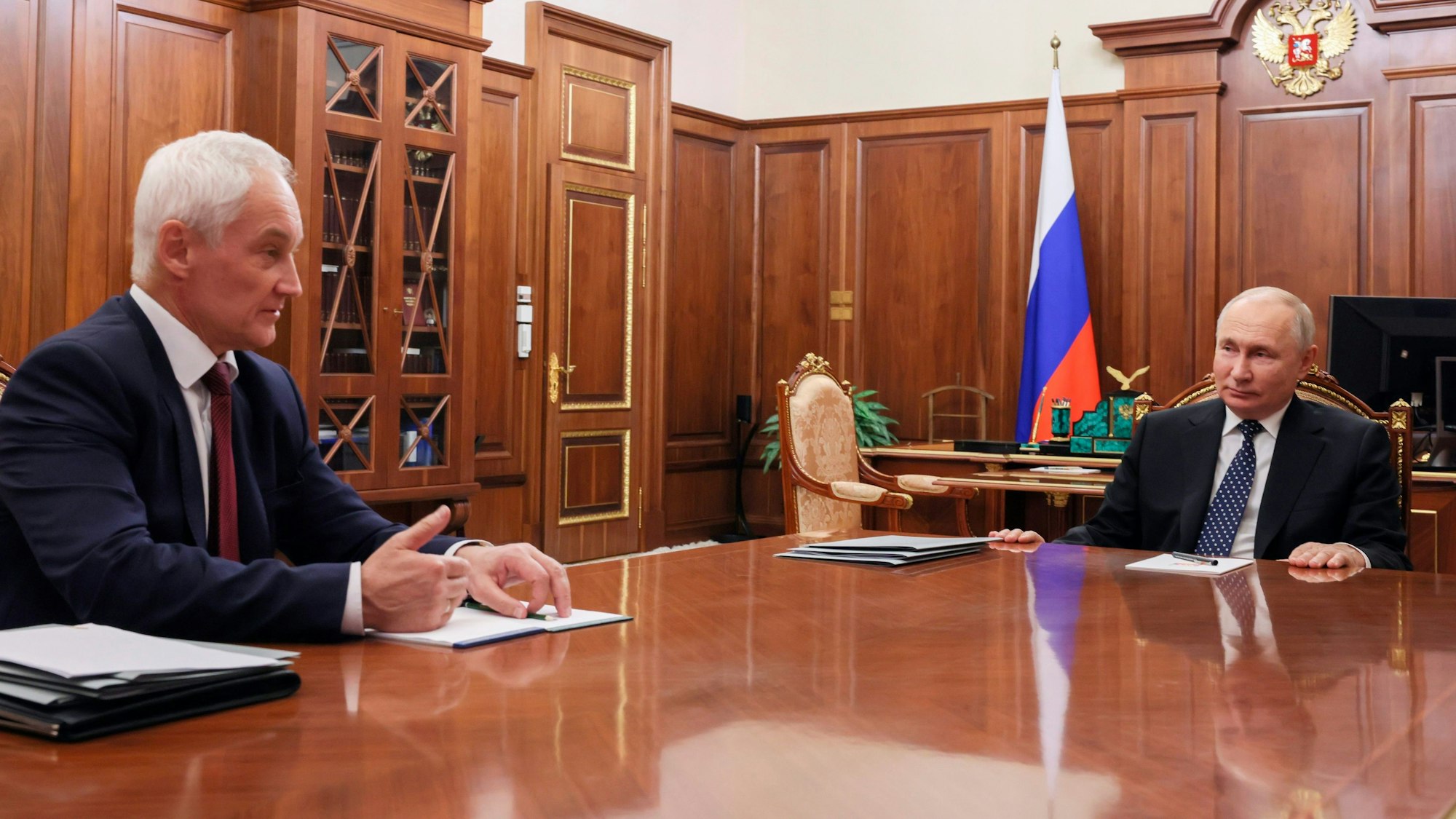 Kremlchef Wladimir Putin (r.) mit seinem neuen Verteidigungsminister Andrej Beloussow während eines Treffens im Kreml. (Archivbild)
