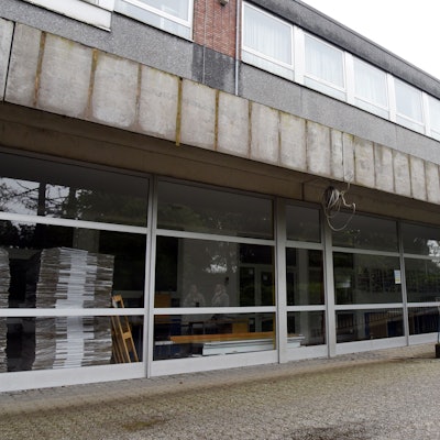 Das Foto zeigt einen Teil der Konrad-Adenauer-Hauptschule, der demnächst abgerissen werden soll.