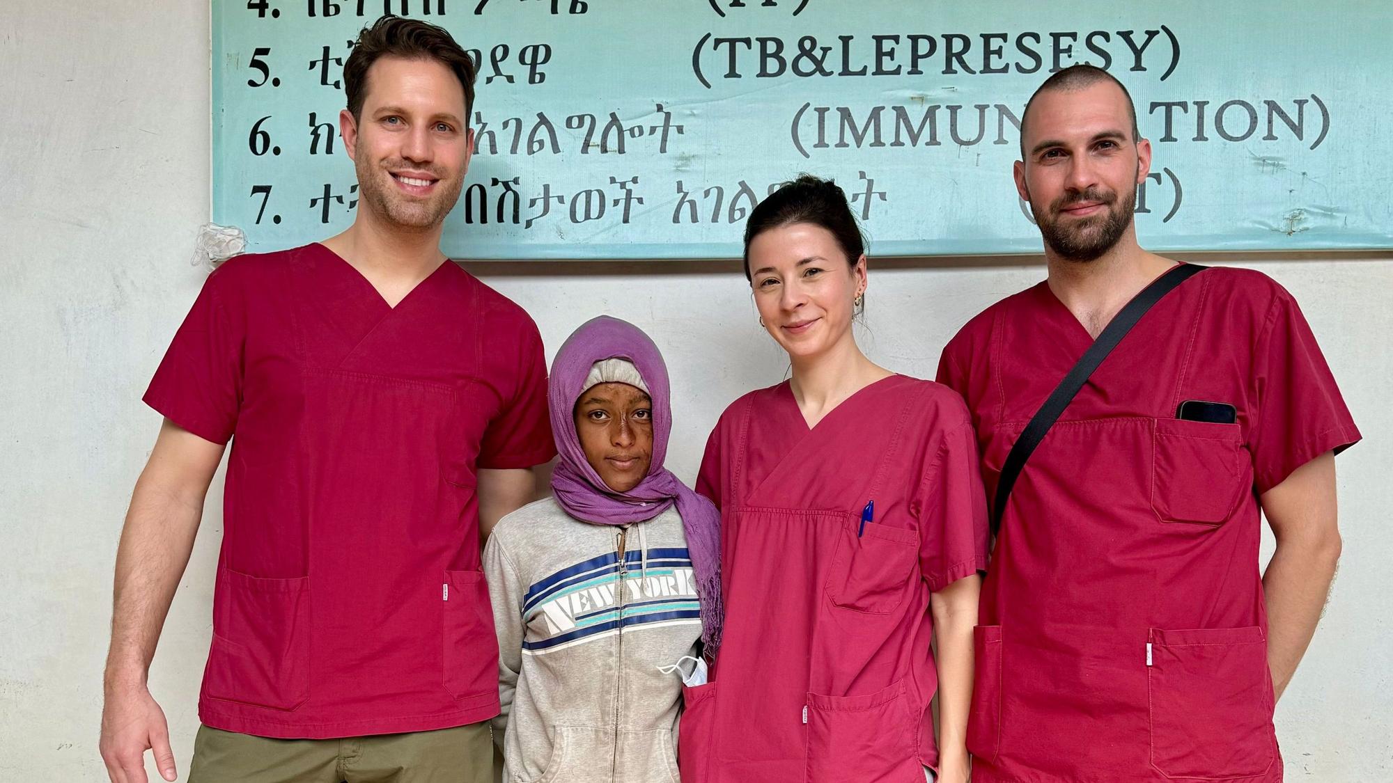 Dr. Benedikt Schneider, Dr. Miriam Dietz und Dr. Benedikt Ribitsch (von links) mit der brandverletzten Kalkidan im Krankenhaus Lalibela.