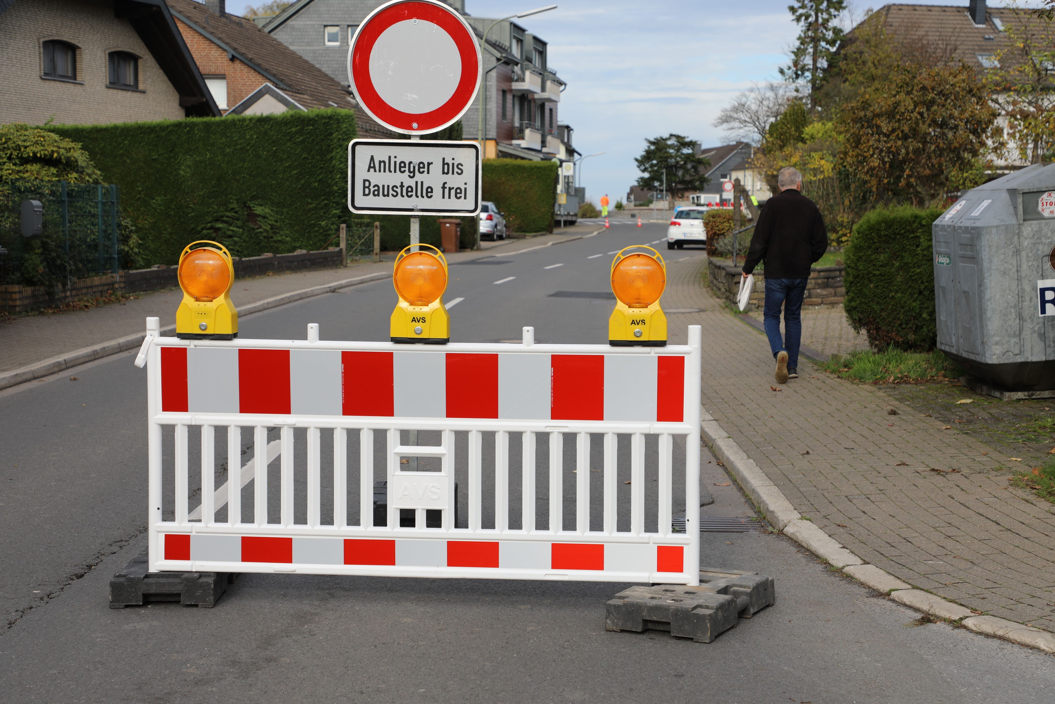 Zu sehen ist eine Straßensperre (Symbolfoto).