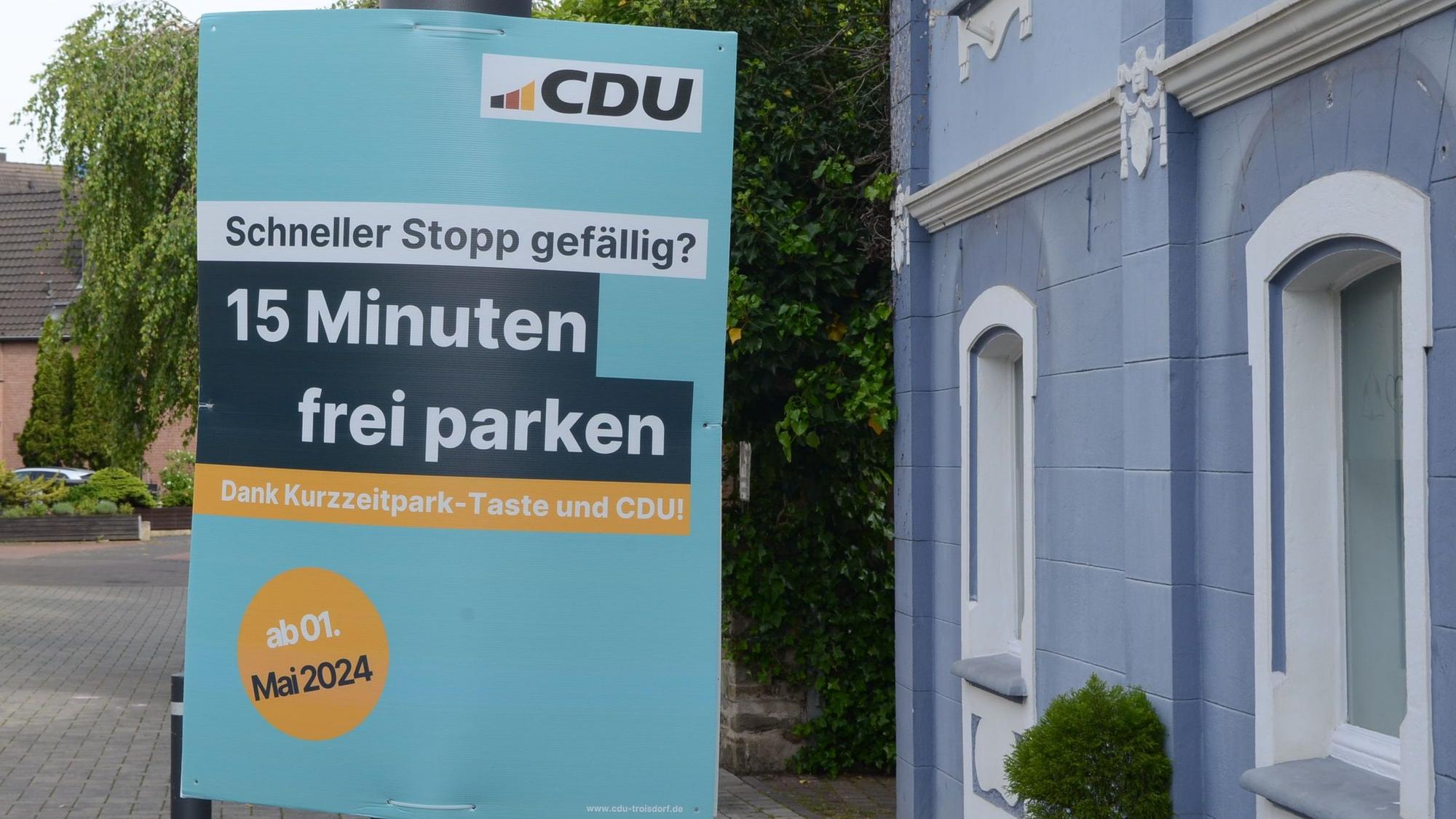 Ein blaues Plakat der CDU. „Schneller Stopp gefällig?“ wird der Betrachter gefragt. „15 Minuten frei parken“ steht darunter.