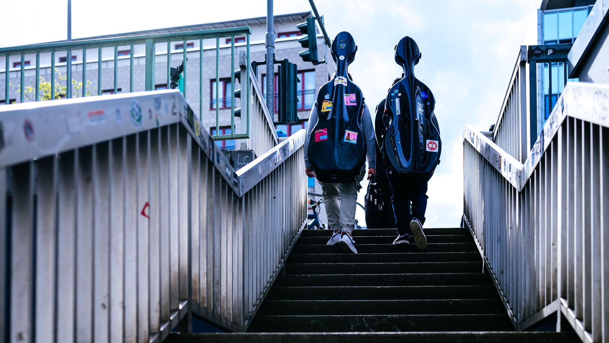 Der Ton des Veedels: Studentinnen und Studenten der Musikschule sieht man häufig in der Straße Unter Krahnenbäumen.