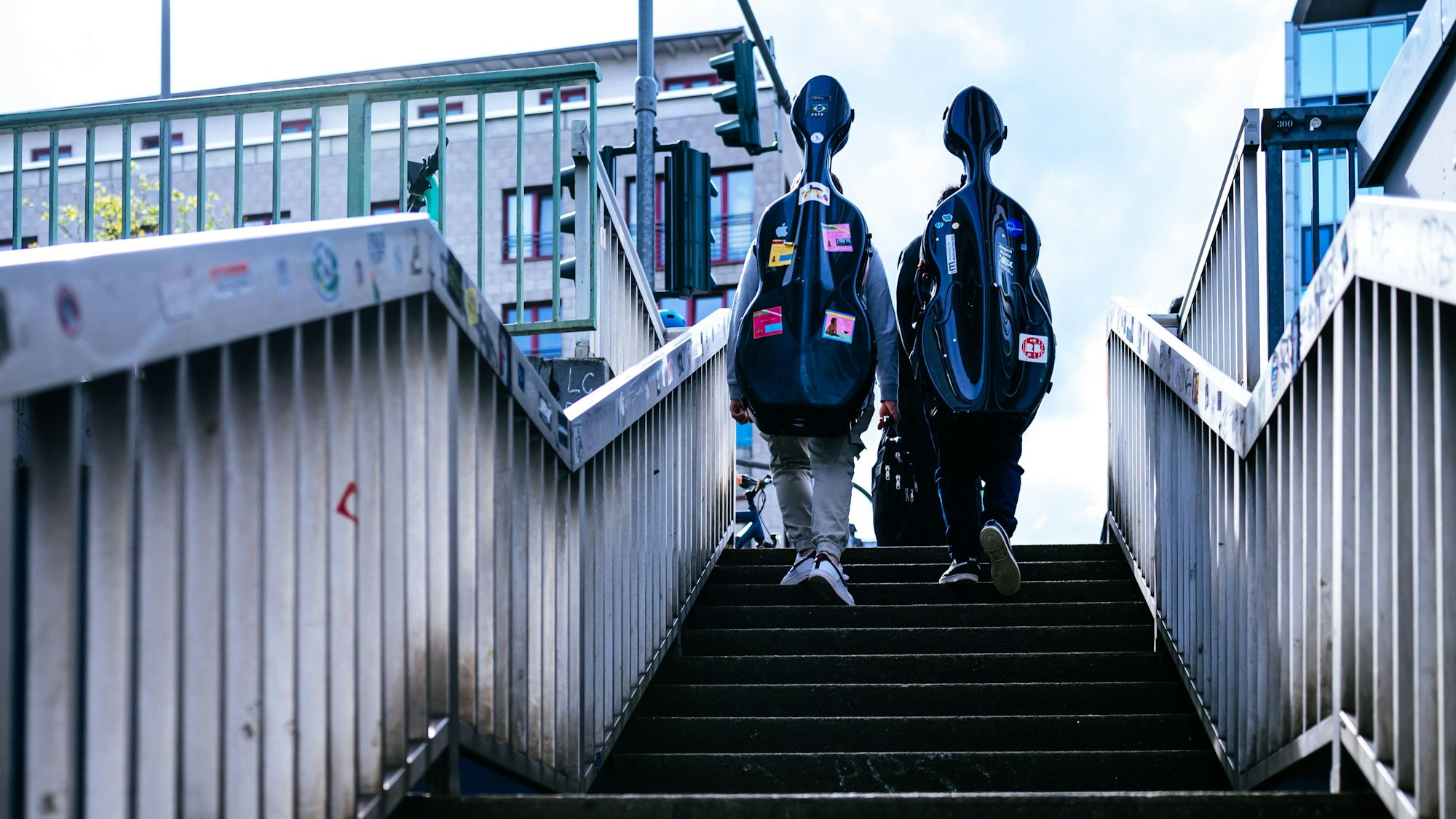 Der Ton des Veedels: Studentinnen und Studenten der Musikschule sieht man häufig in der Straße Unter Krahnenbäumen.