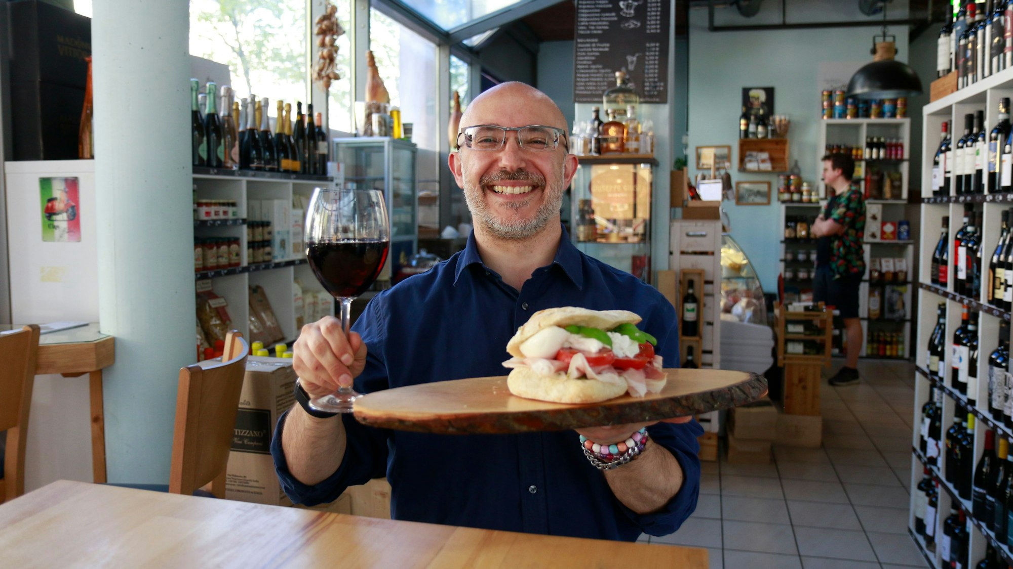 Panino vom Feinsten serviert mit einem Glas Rotwein.