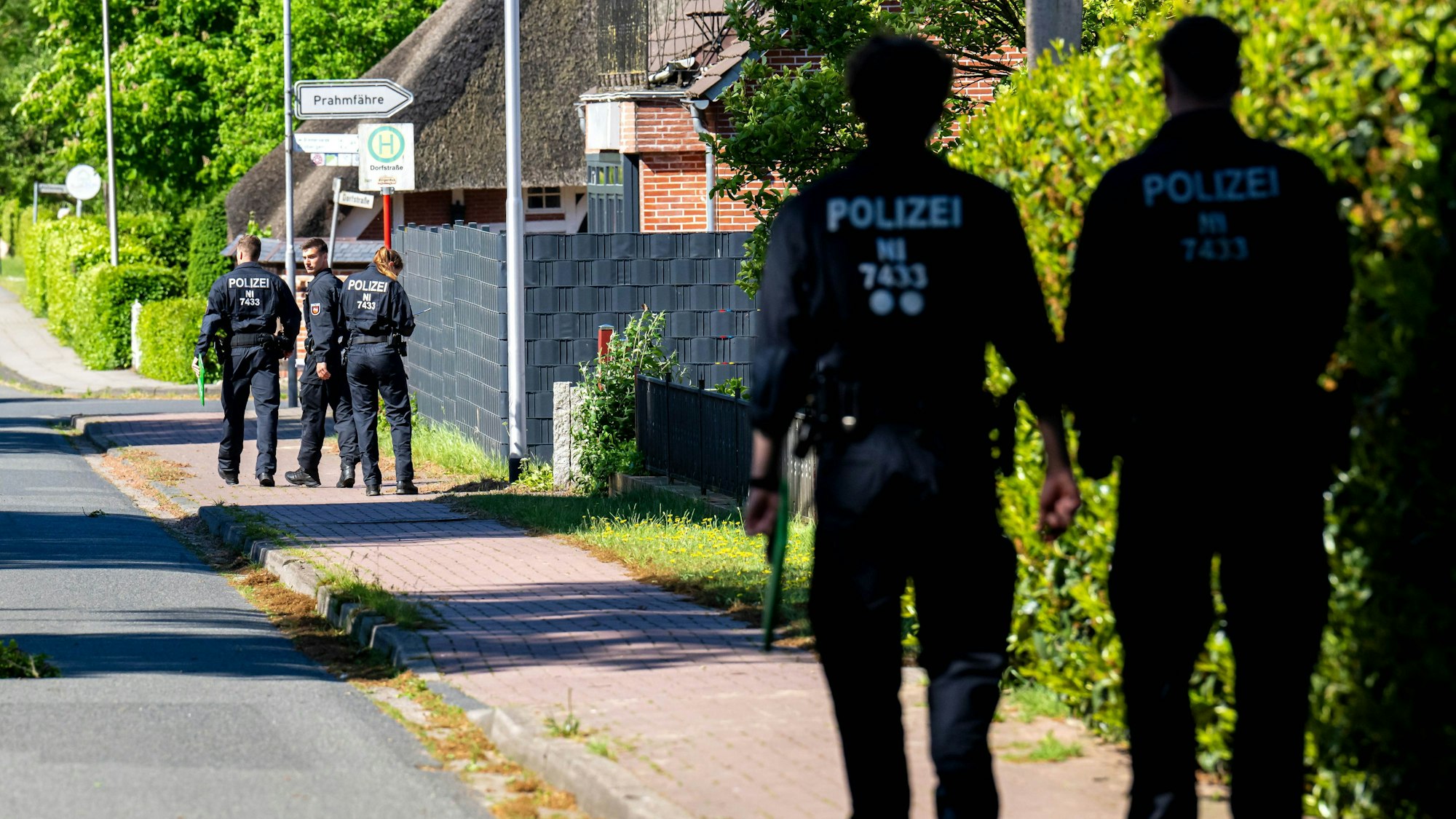 Die Polizei befragt seit dem frühen Mittwoch (15. Mai) Anwohner in der Nähe von Bremervörde nach dem vermissten Arian. Sie hoffen, neue Hinweise auf den autistischen Jungen zu finden, der seit mehr als drei Wochen vermisst wird.