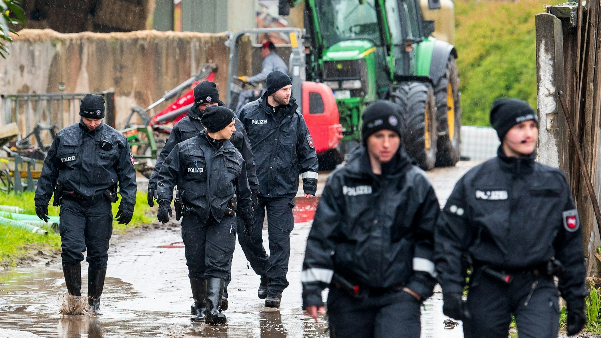 Polizisten suchen auf einem Weg in der Nähe des niedersächsischen Bremervörde weiter nach dem vermissten sechsjährigen Arian. Der autistische Junge ist seit mehreren Wochen spurlos verschwunden.