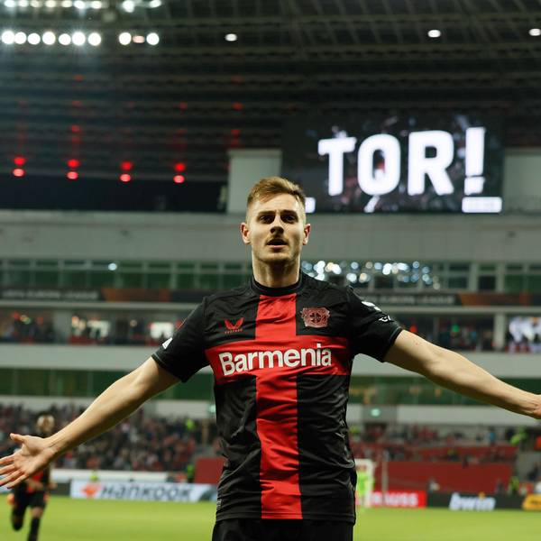 Josip Stanisic jubelt nach seinem Tor zum 2:2 im Europa League-Halbfinale gegen AS Rom.