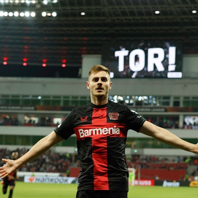 Josip Stanisic jubelt nach seinem Tor zum 2:2 im Europa League-Halbfinale gegen AS Rom.