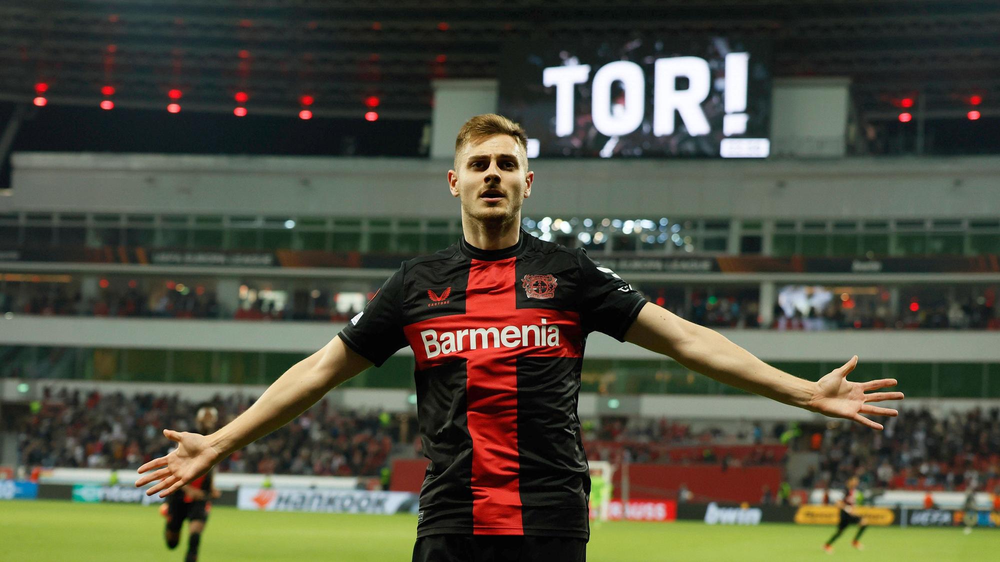 Josip Stanisic jubelt nach seinem Tor zum 2:2 im Europa League-Halbfinale gegen AS Rom.