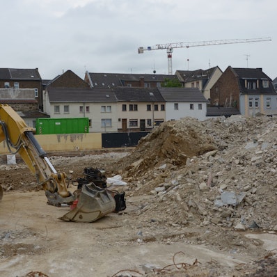 Vom City-Forum ist nur noch Bauschutt übrig. Daneben ist ein Abbruchbagger zu sehen, im Hintergrund stehen Häuser.