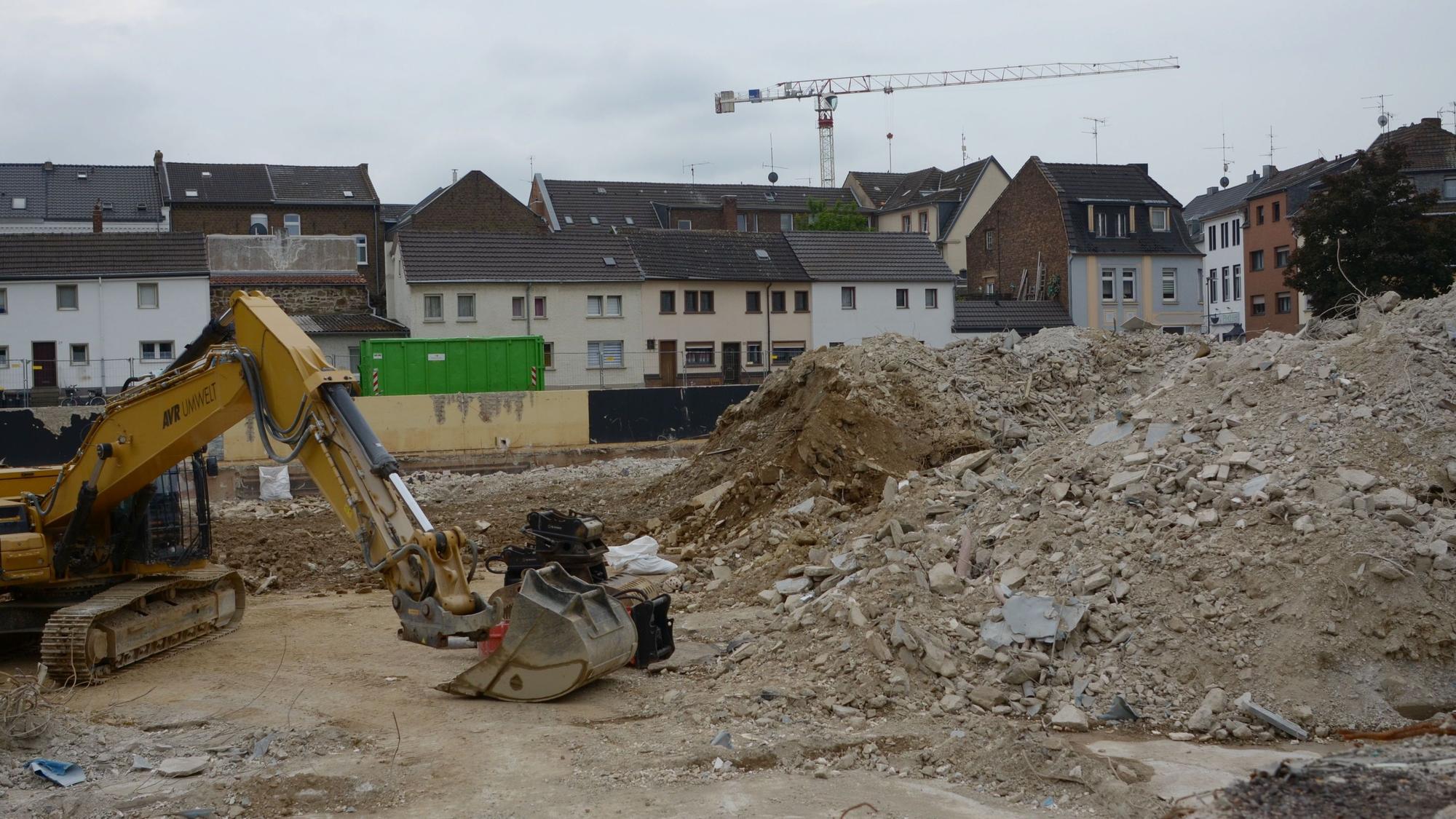 Vom City-Forum ist nur noch Bauschutt übrig. Daneben ist ein Abbruchbagger zu sehen, im Hintergrund stehen Häuser.