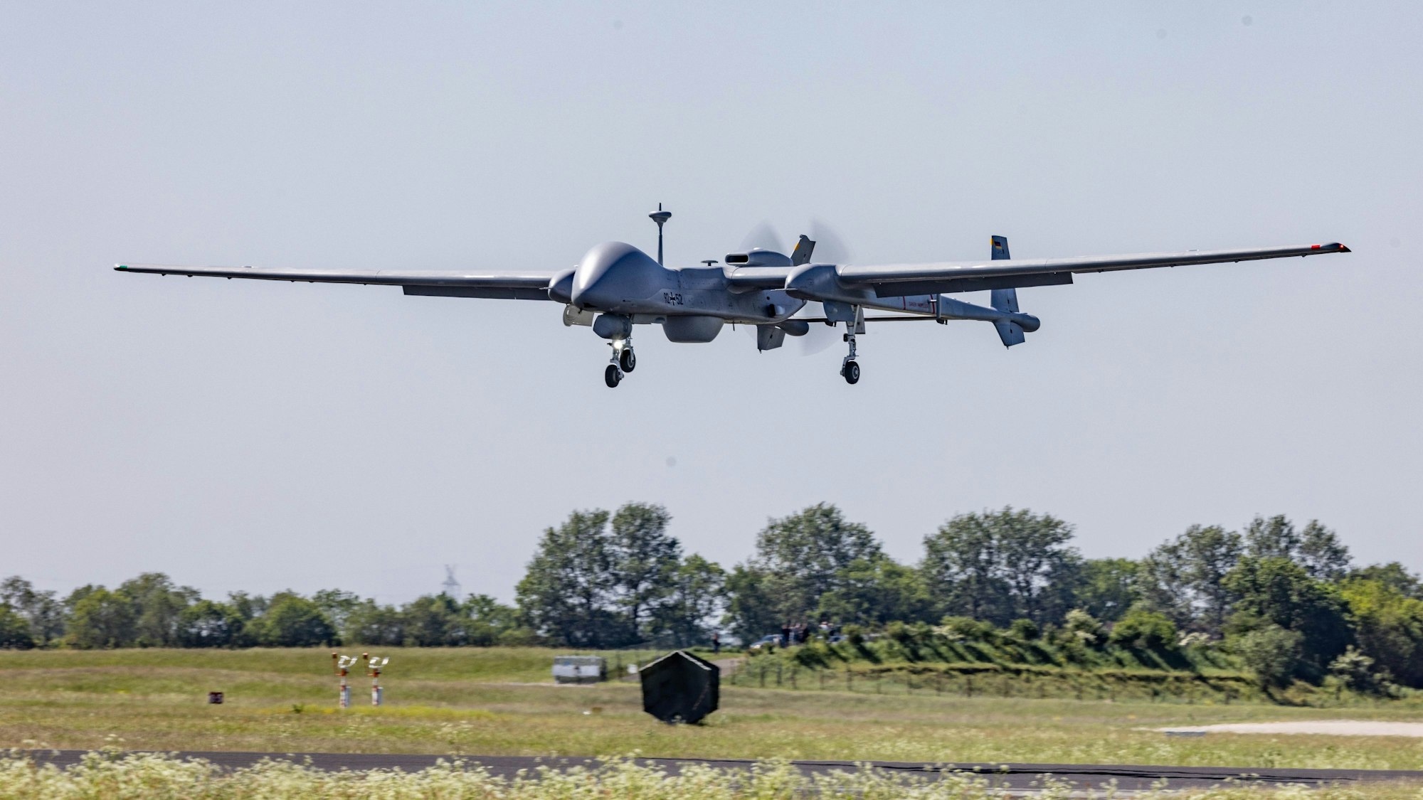 Eine Drohne vom Typ German Heron TP der Bundeswehr startet zum ersten offiziellen Flug über Norddeutschland.