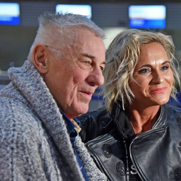 Heinz Hoenig mit Ehefrau Annika Kärsten-Hönig am Frankfurter Flughafen.