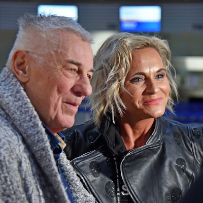 Heinz Hoenig mit Ehefrau Annika Kärsten-Hönig am Frankfurter Flughafen.