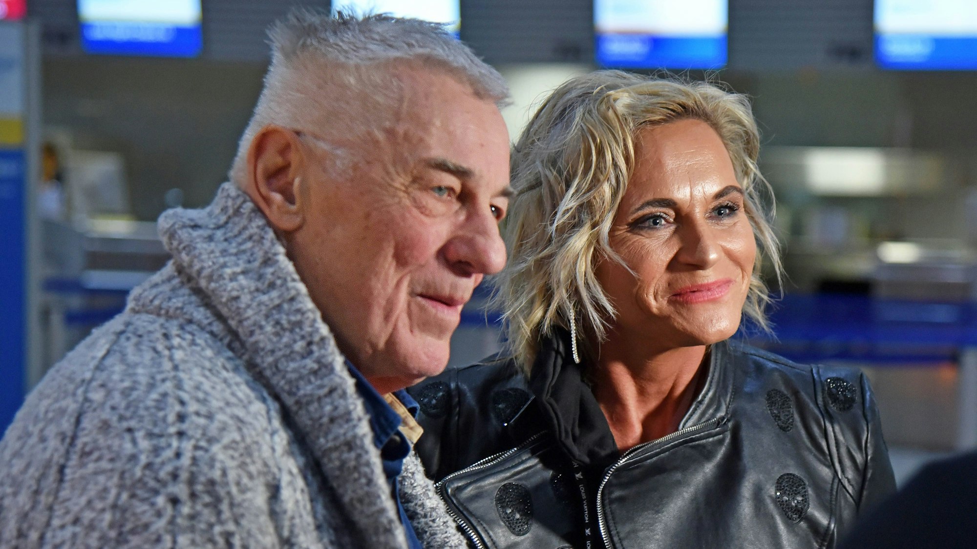 Heinz Hoenig mit Ehefrau Annika Kärsten-Hönig am Frankfurter Flughafen.