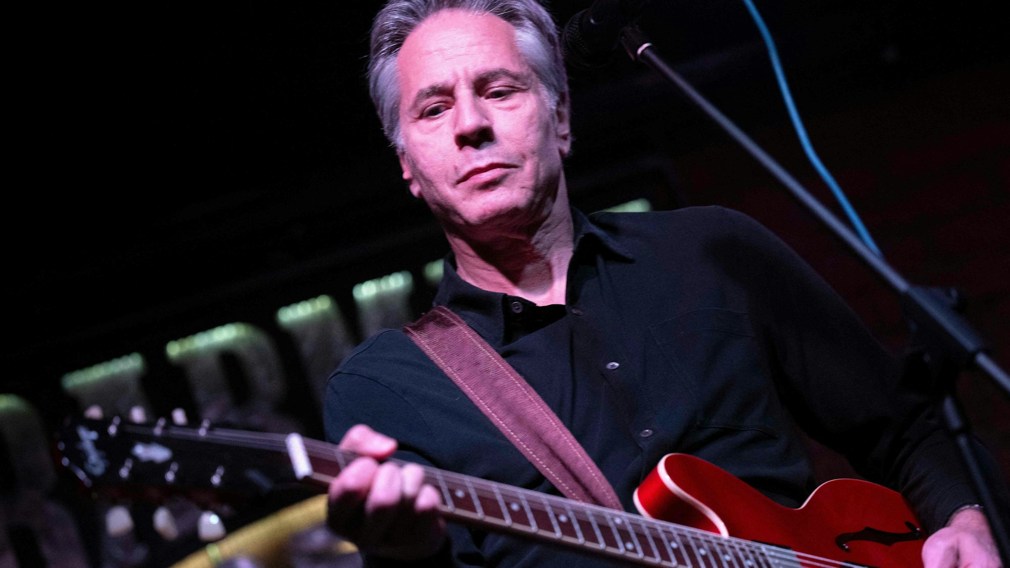 Antony Blinken kann nicht nur Diplomatie, auch an der E-Gitarre macht der erfahrene Gitarrist eine gute Figur.