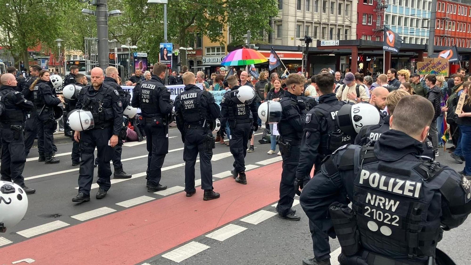 Teilnehmer der Demo der Letzten Generation blockieren am Mittwochabend die Deutzer Brücke.
